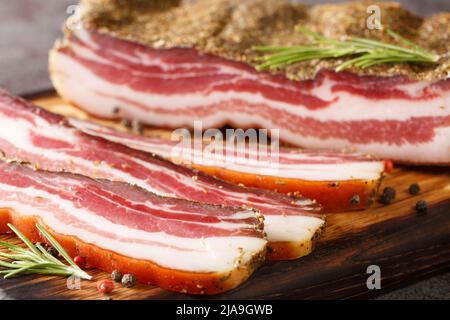 Pancetta de porc strippy et saumue fumée sur la bande de bois sur le panneau de bois sur la table. Horizontale Banque D'Images