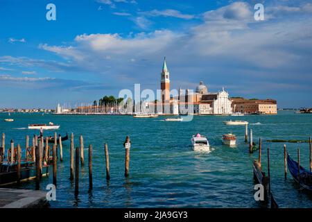 VENISE, ITALIE - 27 JUIN 2018 : bateaux-taxis dans la lagune de Venise par la place Saint Marc (San Marco) avec l'église San Giorgio di Maggiore en arrière-plan Banque D'Images