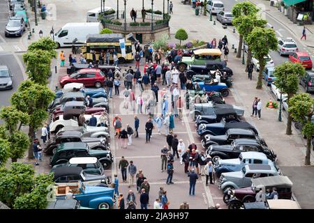 Morlaix, France - Mai 22 2022 : spectacle de voiture gratuit devant l'hôtel de ville le lendemain de la randonnée de 26th dans le pays des fougères (Français : 26E randonné du p Banque D'Images