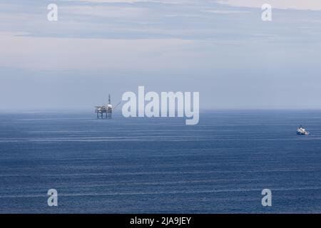 Bateau sur la droite livre des travailleurs de quart à la plate-forme de gaz offshore dans la mer de Cantabrian, toutes les nuances de bleu dans cette image. Gascogne, pays Basque Banque D'Images