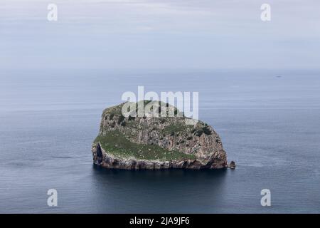 L'île d'Akatz est située entre le cap de Matxitxako et Gaztelugatxe, c'est le lieu de repos d'une population importante d'oiseaux Banque D'Images