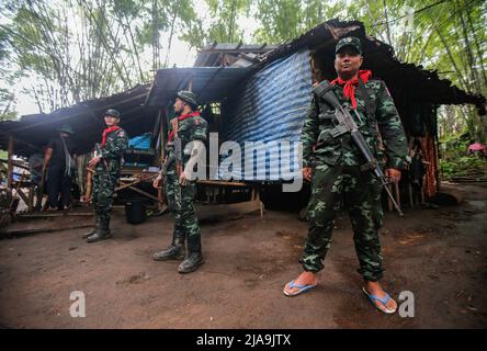 Thaïlande. 27th mai 2022. Les soldats Karen gardent leur arme dans le village de Kaw Thoo le et dans le quartier général de KNDO (Karen National Difference Organizer). Les réfugiés ont fui les combats entre l'armée du Myanmar (Tatmadaw) et l'armée du KNU (Union nationale Karen). Les combats se sont intensifiés depuis le coup d'Etat de février 2021 dirigé par le général min Aung Hlaing. Une colonie de réfugiés Karen du côté du Myanmar du district d'Umphang constitue la frontière avec la Thaïlande. (Photo de Chaiwat Subprasom/SOPA Images/Sipa USA) crédit: SIPA USA/Alay Live News Banque D'Images
