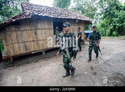 Thaïlande. 27th mai 2022. Les soldats Karen marchent avec leur arme dans le village de Kaw Thoo le et dans le quartier général de KNDO (Karen National Difference Organizer). Les réfugiés ont fui les combats entre l'armée du Myanmar (Tatmadaw) et l'armée du KNU (Union nationale Karen). Les combats se sont intensifiés depuis le coup d'Etat de février 2021 dirigé par le général min Aung Hlaing. Une colonie de réfugiés Karen du côté du Myanmar du district d'Umphang constitue la frontière avec la Thaïlande. (Photo de Chaiwat Subprasom/SOPA Images/Sipa USA) crédit: SIPA USA/Alay Live News Banque D'Images
