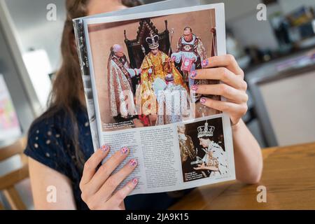 Éventail avec les ongles peints avec le drapeau britannique tenant une copie du magazine OK avec une photo de la Reine's Coronation. Jubilé de platine juin 2022 Banque D'Images