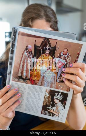 Éventail avec les ongles peints avec le drapeau britannique tenant une copie du magazine OK avec une photo de la Reine's Coronation. Jubilé de platine juin 2022 Banque D'Images