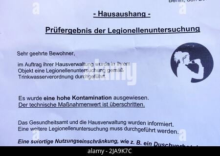 Informations sur un niveau élevé de contamination de Legionella dans l'eau potable pour les résidents d'une maison, Berlin Banque D'Images