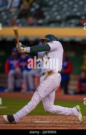 Oakland Athletics le troisième joueur Kevin Smith (1) bascule sur un terrain lors du quatrième repas contre les Texas Rangers à Oakland, CA jeudi 26 mai 2 Banque D'Images