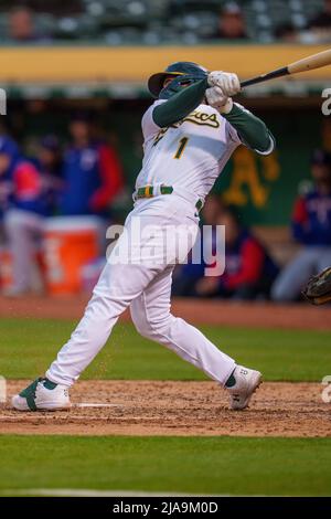 Oakland Athletics le troisième joueur Kevin Smith (1) bascule sur un terrain lors du quatrième repas contre les Texas Rangers à Oakland, CA jeudi 26 mai 2 Banque D'Images