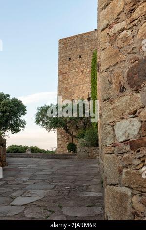 tour en pierre dans la ville médiévale de pals sur la costa brava Banque D'Images