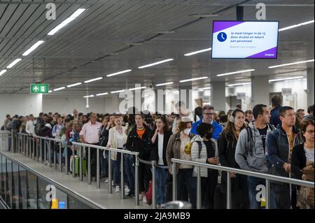 2022-05-29 09:35:41 SCHIPHOL - voyageurs à Schiphol, à la fin d'un long week-end de l'Ascension. L'aéroport est en consultation avec les syndicats FNV et CNV au sujet de la charge de travail, qui est élevée en raison d'une pénurie de personnel. ANP EVERT ELZINGA pays-bas sortie - belgique sortie Banque D'Images