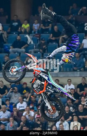 Prague, République tchèque. 28th mai 2022. Luc Ackermann, d'Allemagne, en action pendant le spectacle Freestyle Motocross Jeux de gladiateurs FMX à Prague, République Tchèque, 28 mai 2022. Crédit : vit Simanek/CTK photo/Alay Live News Banque D'Images