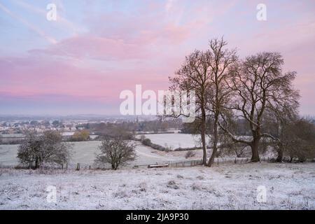 Les Cotswolds hivernent à l'aube, dans les Cotswolds du Nord, en Angleterre. Banque D'Images