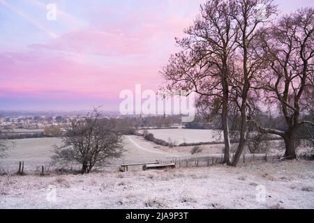 Les Cotswolds hivernent à l'aube, dans les Cotswolds du Nord, en Angleterre. Banque D'Images