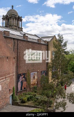 Une vue verticale de la galerie d'art Laing, une destination populaire dans la ville de Newcastle upon Tyne, Royaume-Uni. Banque D'Images