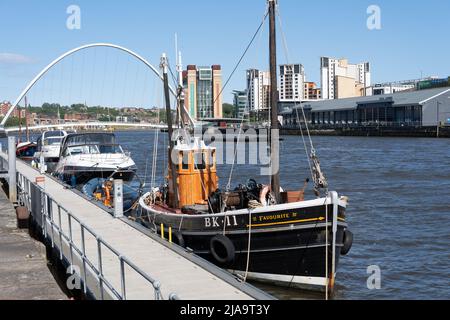 Un bateau de pêche traditionnel amarré sur le Quayside de la rivière Tyne, Newcastle upon Tyne, Royaume-Uni. Banque D'Images