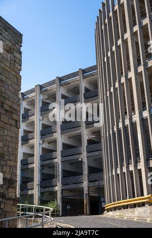 Une photo verticale du parking de Manors à plusieurs étages, derrière l'hôpital Holy Jesus, Newcastle upon Tyne, Royaume-Uni. Banque D'Images