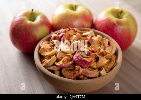 Tranches de pommes séchées et pommes fraîches Banque D'Images