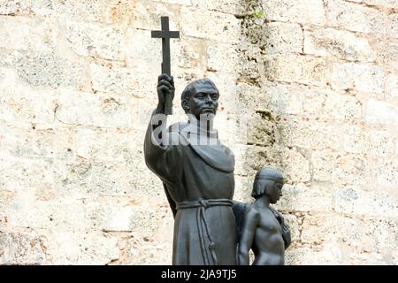 Sculpture ou statue à Fray Junipero Serra et JuaneÒo sur la place Saint François l'Assise dans la Vieille Havane, Cuba.12 novembre 2021 Banque D'Images