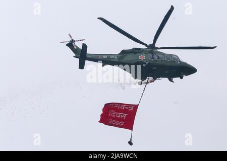 Katmandou, Népal. 29th mai 2022. Le 29 mai 2022 à Katmandou, Népal. Un hélicoptère de l'équipe de l'armée népalaise vole des fleurs et affiche un drapeau au pavillon de l'armée pendant la célébration du jour de la République 15th. (Photo de Abhishek Maharajan/Sipa USA) crédit: SIPA USA/Alay Live News Banque D'Images