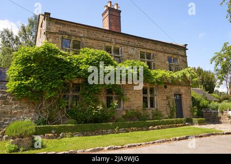 Grande maison rurale couverte à Wisteria Banque D'Images