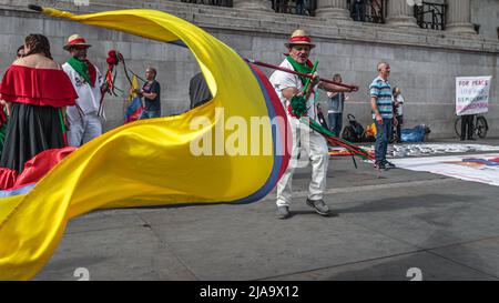 Agitant le drapeau colombien lors de la manifestation de Human Rights Watch à Londres. Banque D'Images