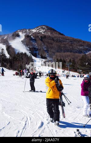 Un homme adulte fait une pause dans le ski Banque D'Images