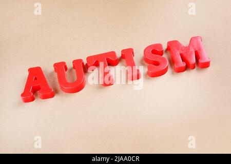 Mot autisme fait avec des lettres rouges sur le fond Banque D'Images