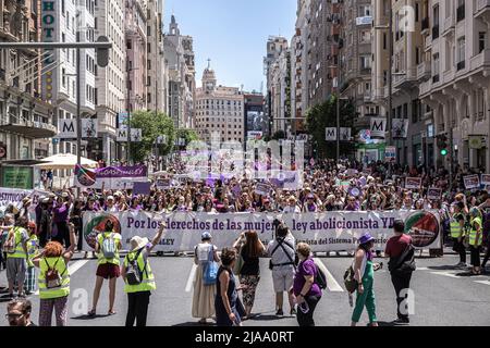 Madrid, Espagne. 28th mai 2022. La bannière d'en-tête réclame la création de la loi organique abolitionniste du système de Promestitutionation (LOASP à Madrid, Espagne, le 28 mai 2022. Quelque 7 000 femmes à Madrid revendiquent la loi Abolitionniste. La mobilisation a commencé sur la Plaza de Cibeles et a voyagé la Gran Vía à la Plaza de España, avec une bannière d'en-tête qui a appelé à l'établissement de la «loi organique Abolitionniste du système de prostitution (LOASP). (Photo de Jorge Contreras Soto/Sipa USA) crédit: SIPA USA/Alay Live News Banque D'Images