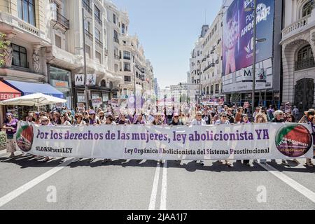 Madrid, Espagne. 28th mai 2022. La bannière d'en-tête réclame la création de la loi organique abolitionniste du système de Promestitutionation (LOASP à Madrid, Espagne, le 28 mai 2022. Quelque 7 000 femmes à Madrid revendiquent la loi Abolitionniste. La mobilisation a commencé sur la Plaza de Cibeles et a voyagé la Gran Vía à la Plaza de España, avec une bannière d'en-tête qui a appelé à l'établissement de la «loi organique Abolitionniste du système de prostitution (LOASP). (Photo de Jorge Contreras Soto/Sipa USA) crédit: SIPA USA/Alay Live News Banque D'Images
