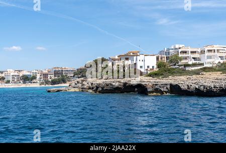 falaises et maisons sur la côte de majorque près de porto christo Banque D'Images