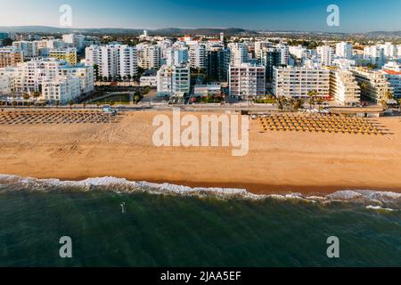 Vue aérienne de la plage, de la promenade et des bâtiments de Quarteira, Algarve, Portugal Banque D'Images