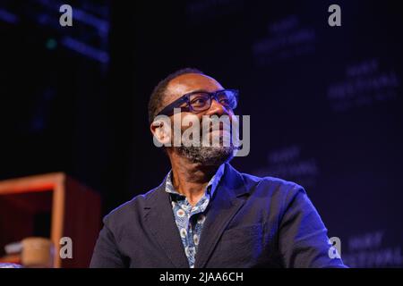 Hay-on-Wye, pays de Galles, Royaume-Uni. 29th mai 2022. Lenny Henry et Monica Dolan parlent à Sarfraz Manzoor. Crédit : Sam Hardwick/Alamy. Banque D'Images