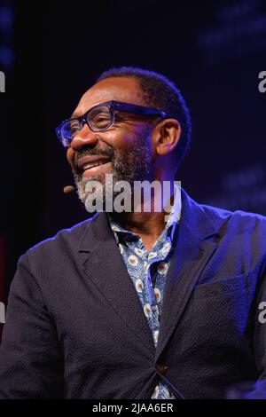 Hay-on-Wye, pays de Galles, Royaume-Uni. 29th mai 2022. Lenny Henry et Monica Dolan parlent à Sarfraz Manzoor. Crédit : Sam Hardwick/Alamy. Banque D'Images