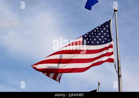 Un drapeau américain volant dans la brise à un mémorial des vétérans de la route dans le Wisconsin, États-Unis Banque D'Images