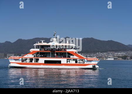 Ferry de JR Miyajima qui relie Hatsukaichi (Hiroshima) à l'île Miyajima alias Itsukushima, baie d'Hiroshima, Honshu occidental, Japon Banque D'Images