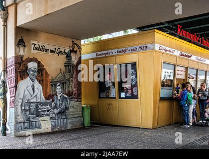 Konnopke's Imbiss, Schönhauser Allee 44B, Prenzlauer Berg, Berlin, Allemagne le célèbre Currywurst se trouve sous le viaduc de métro à la station de métro Eberswalder. Berlin. Max Konnopke et son épouse Charlotte ont fondé la société en 1930 en utilisant un plateau de vendeur au coin de Schönhauser et Danziger Straße. En 1947, après la Seconde Guerre mondiale, ils ont acquis un camion de saucisse et en 1960 ils ont construit un snack-bar à l'emplacement actuel et depuis ont vendu le plus célèbre produit Konnopke, le currywurst avec ketchup. En 1976, leur fille Waltraud Ziervogel prend le relais Banque D'Images