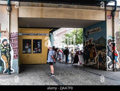 Konnopke's Imbiss, Schönhauser Allee 44B, Prenzlauer Berg, Berlin, Allemagne le célèbre Currywurst se trouve sous le viaduc de métro à la station de métro Eberswalder. Berlin. Max Konnopke et son épouse Charlotte ont fondé la société en 1930 en utilisant un plateau de vendeur au coin de Schönhauser et Danziger Straße. En 1947, après la Seconde Guerre mondiale, ils ont acquis un camion de saucisse et en 1960 ils ont construit un snack-bar à l'emplacement actuel et depuis ont vendu le plus célèbre produit Konnopke, le currywurst avec ketchup. En 1976, leur fille Waltraud Ziervogel prend le relais Banque D'Images