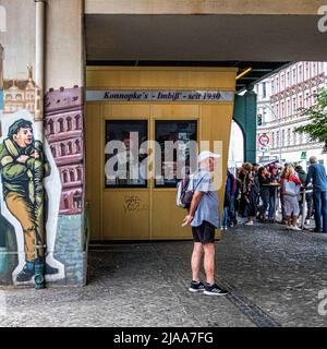 Konnopke's Imbiss, Schönhauser Allee 44B, Prenzlauer Berg, Berlin, Allemagne le célèbre Currywurst se trouve sous le viaduc de métro à la station de métro Eberswalder. Berlin. Max Konnopke et son épouse Charlotte ont fondé la société en 1930 en utilisant un plateau de vendeur au coin de Schönhauser et Danziger Straße. En 1947, après la Seconde Guerre mondiale, ils ont acquis un camion de saucisse et en 1960 ils ont construit un snack-bar à l'emplacement actuel et depuis ont vendu le plus célèbre produit Konnopke, le currywurst avec ketchup. En 1976, leur fille Waltraud Ziervogel prend le relais Banque D'Images