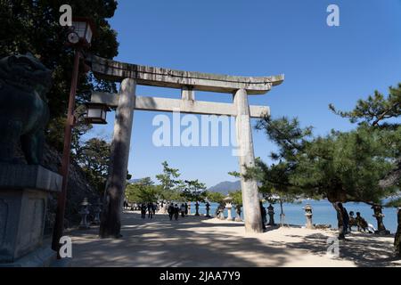 Itsukushima Shrine Pierre Torii Gate sur l'île Miyajima alias Itsukushima, baie d'Hiroshima, Western Honshu, Japon Banque D'Images