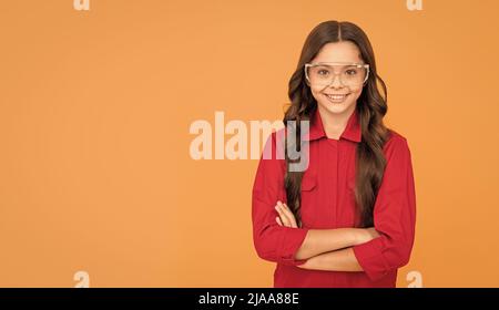 avoir une mauvaise vision. adolescent va étudier. contrôle visuel. copier l'espace. fille dans des lunettes de protection Banque D'Images