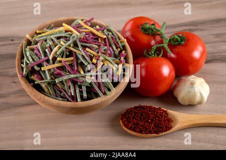 Nouilles traditionnelles turques aux tomates, aux œufs et aux épices Banque D'Images