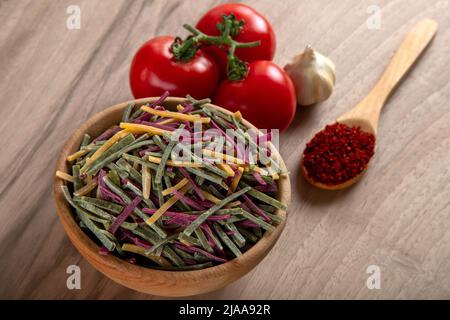 Nouilles traditionnelles turques aux tomates, aux œufs et aux épices Banque D'Images