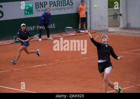 Paris, France. 29th mai 2022. Zhang Shuai (L) de Chine et Catherine McNally des États-Unis se disputent lors du troisième tour des doubles des femmes contre Marta Kostyuk d'Ukraine/Elena-Gabriela Ruse de Roumanie au tournoi de tennis ouvert à Roland Garros à Paris, en France, le 29 mai 2022. Credit: Meng Dingbo/Xinhua/Alay Live News Banque D'Images