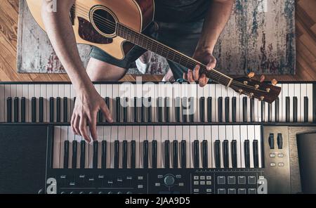 Mains de sexe masculin sur les touches du piano, vue du dessus. Banque D'Images