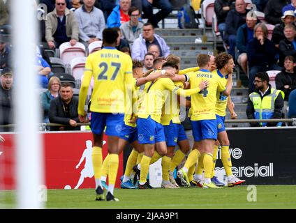 Callum Howe (à droite) de Solihull Moors célèbre avec ses coéquipiers après avoir marquant le troisième but de leur côté du match lors du match de demi-finale de la Ligue nationale de Vanarama au parc Damson, Solihull. Date de la photo: Dimanche 29 mai 2022. Banque D'Images