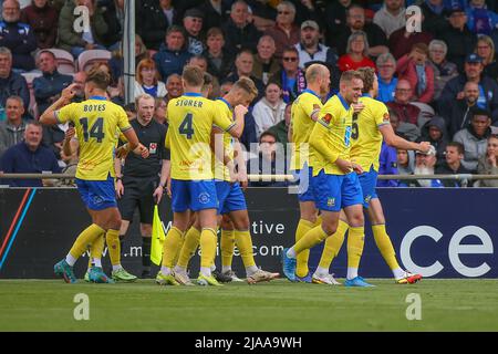 Solihull Moors joueurs fête Callum Howe #5 de Solihull Moors but de faire 3-1 Banque D'Images