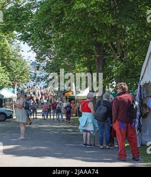 Green Man Festival qui a lieu chaque année en mai au parc Mount Edgcumbe, Cornwall nr Plymouth. L'événement a des stands, de la musique, la tradition et un homme vert à celebr Banque D'Images