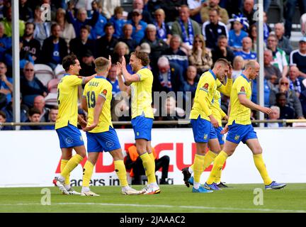 Callum Howe (au centre à gauche) de Solihull Moors célèbre avec ses coéquipiers après avoir marquant le troisième but de leur côté lors du match de demi-finale de la Ligue nationale de Vanarama au parc Damson, Solihull. Date de la photo: Dimanche 29 mai 2022. Banque D'Images