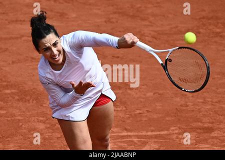 2022-05-29 12:16:10 Martina Trevisan, en Italie, sert à Aliaksandra Sasnovich, en Biélorussie, lors de leur match de célibataires féminin le huitième jour du tournoi de tennis Roland-Garros Open à la Cour Suzanne-Lenglen à Paris le 29 mai 2022. Christophe ARCHAMBAULT / AFP pays-bas OUT - belgique OUT Banque D'Images