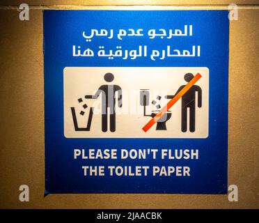 Ne rincez pas le panneau bilingue de papier toilette en anglais et en arabe Banque D'Images